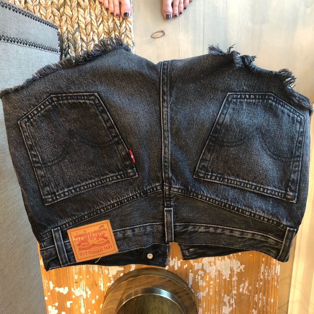 Black Levi’s shorts